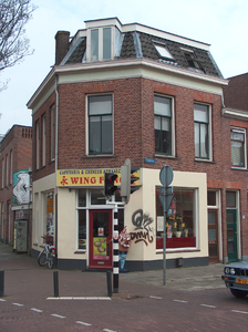 819929 Gezicht op het hoekpand Adelaarstraat 25 (Cafetaria en Chinees Afhaalcentrum Wing Fung ) te Utrecht.N.B. Tussen ...